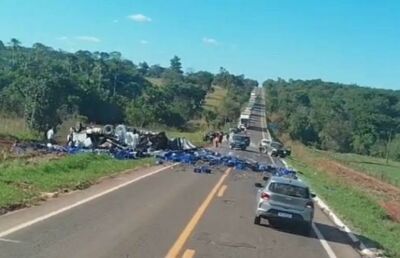 Imagem da notícia Vídeo: Carreta carregada com cerveja tomba após colisão e motorista morre na MS-377